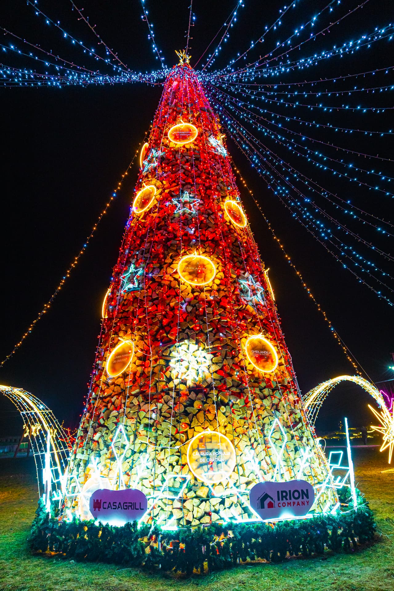 Pomul de Crăciun și instalațiile luminoase ale evenimentului