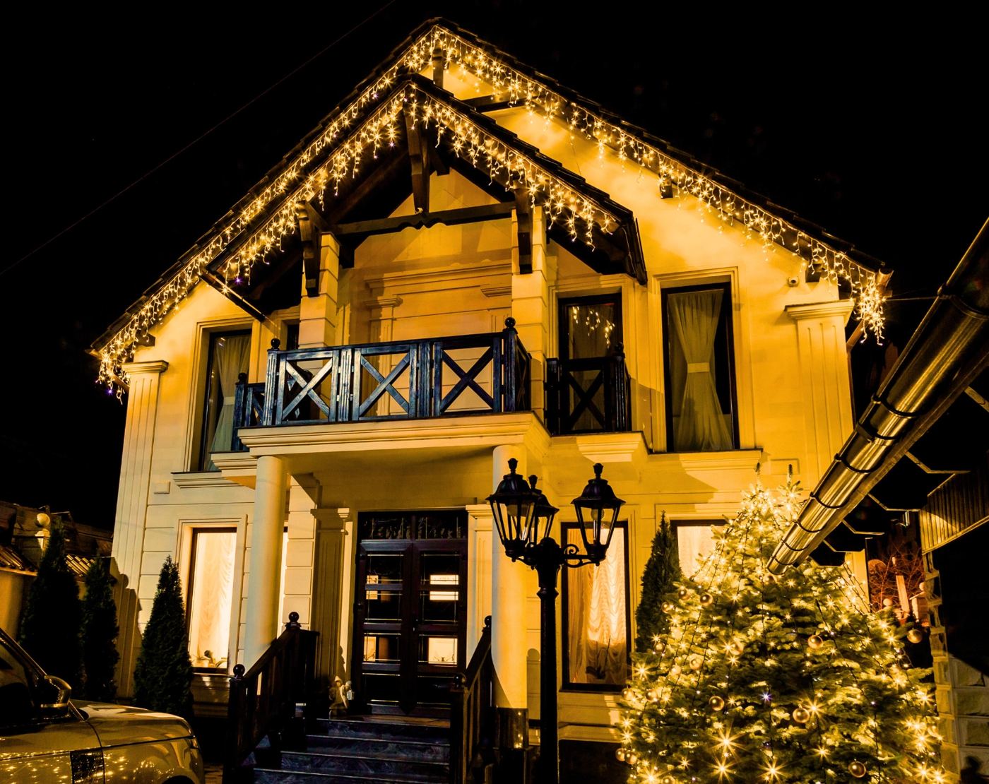 Iluminat festiv pe casă privată — curte și fațadă
