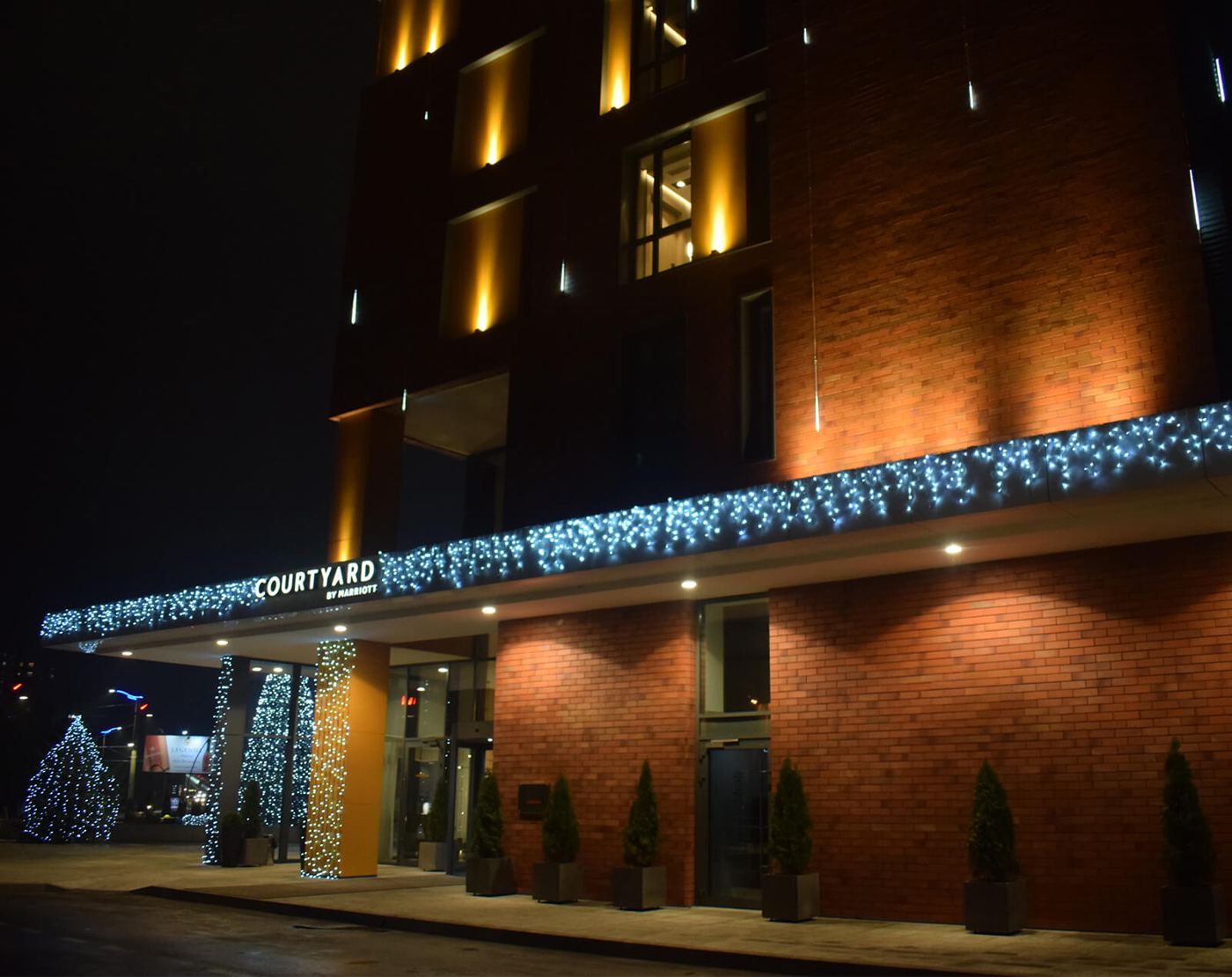 Amenajarea cu elemente luminoase pentru Courtyard by Marriott Chișinău