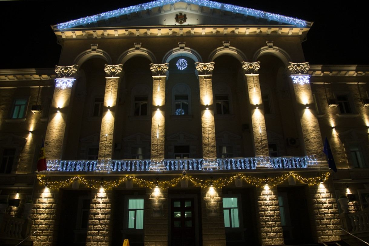 Iluminat festiv în localități — piață centrală