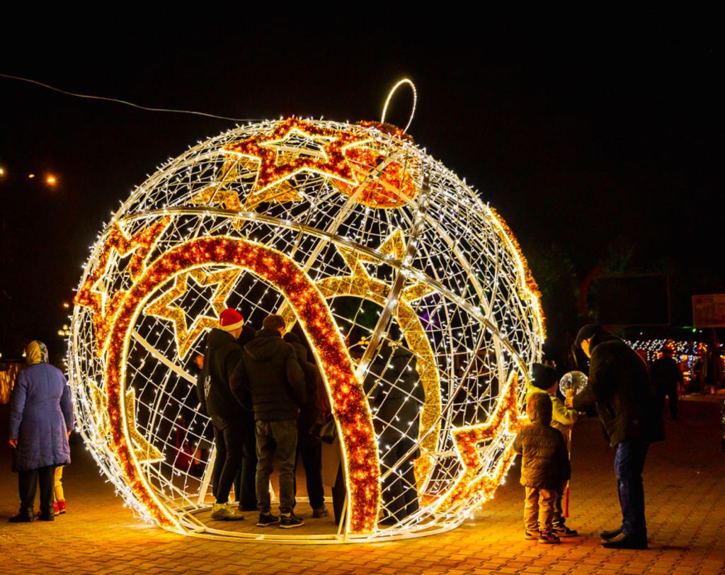 ORĂȘELE LUMINOASE ȘI DECORAȚIUNI GIGANTE