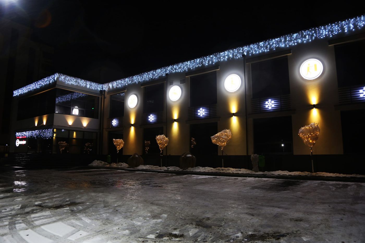 Amenajarea cu elemente luminoase pentru Premier Fitness