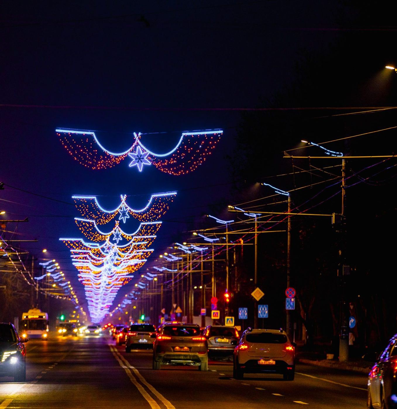 Stradă centrală decorată festiv de echipa GHIRLANDE.MD
