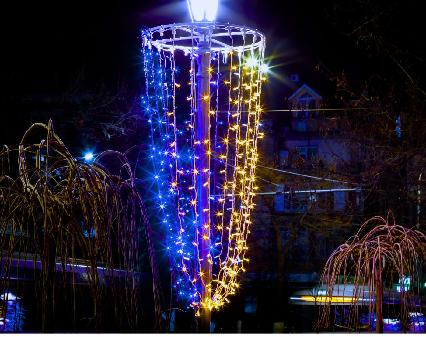 Iluminat festiv în localități — stradă și brad
